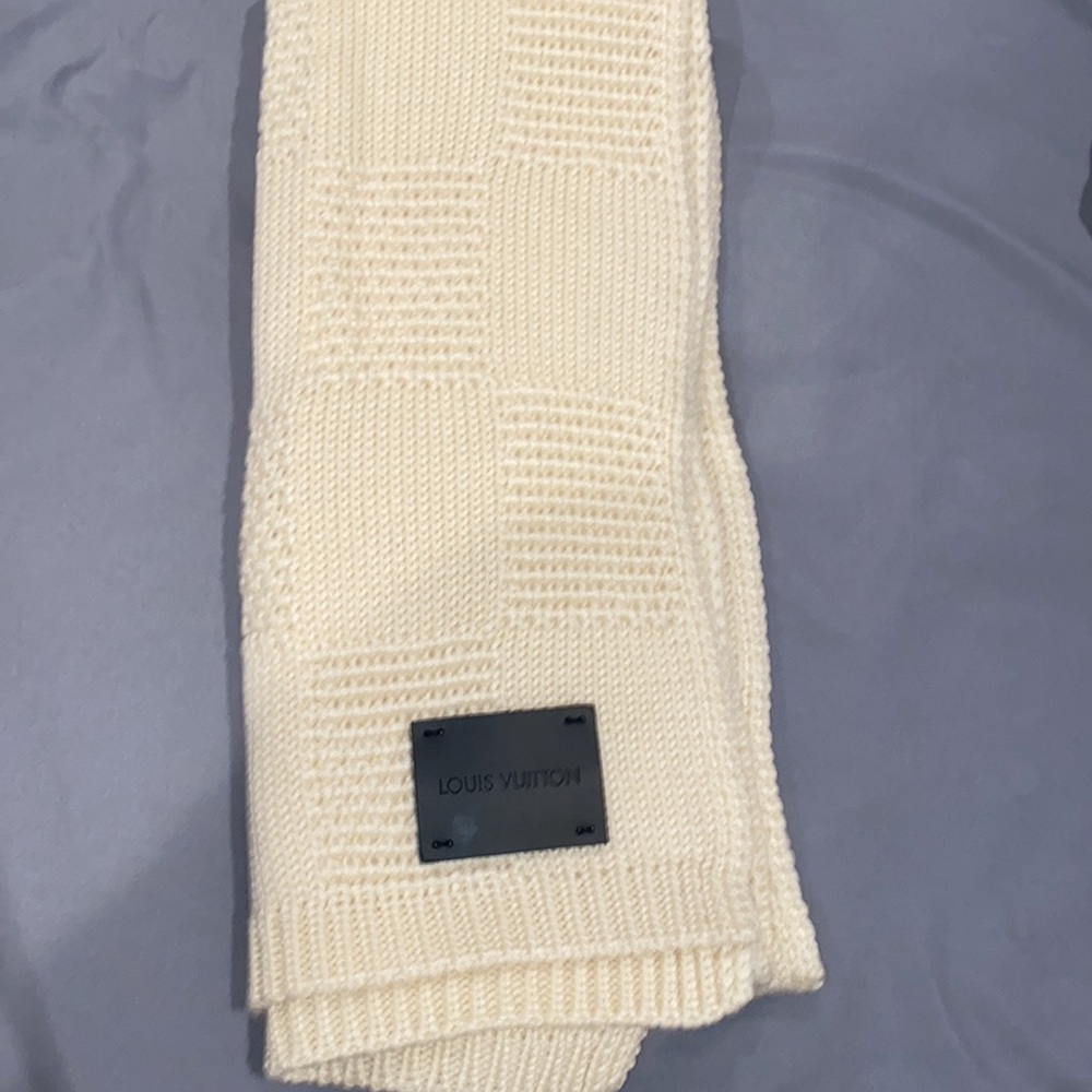 Louis Vuitton matching scarf & beanie set - Picture 6 of 7